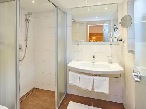 La salle de bains est pourvue d'un lavabo et d'une douche. dans l'établissement Landhaus Fiegl, à Sölden