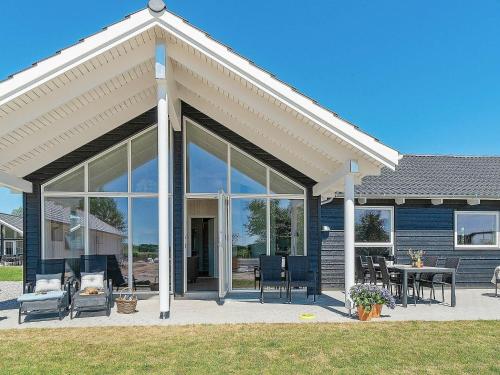 een huis met grote glazen deuren en een patio bij 10 person holiday home in Hasselberg in Kappeln
