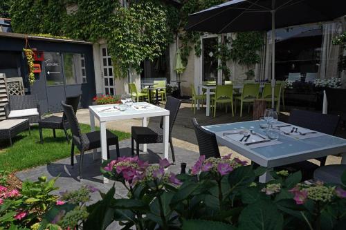 Logis Hôtel De La Levéeにあるレストランまたは飲食店