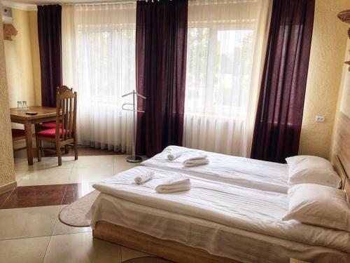 Postel nebo postele na pokoji v ubytování Kontinent Hotel