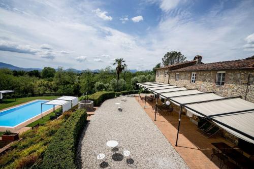 Imagen de la galería de Casale rinnovato immerso nella campagna con splendida piscina privata, en Capannori