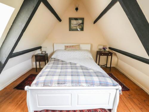 una camera da letto con letto bianco in mansarda di Gerlan a Llandysul