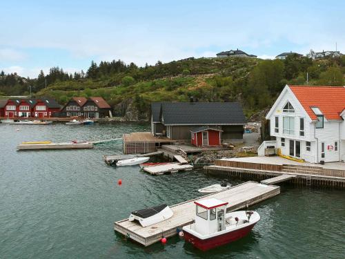 um barco está ancorado numa doca na água em 6 person holiday home in Urangsv g em Steinsbø