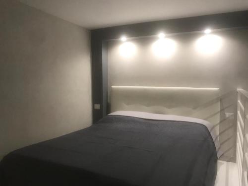 una camera da letto con un letto con due luci sopra di CASA VERGINELLE SHORT LETS a Catania