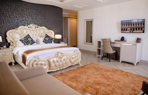 Un pat sau paturi într-o cameră la Grand Blue Fafa Resort & SPA