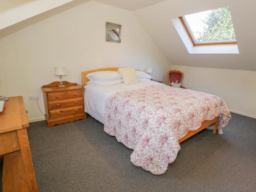 1 dormitorio con 1 cama, vestidor y ventana en Stonegarth Mews en Ambleside