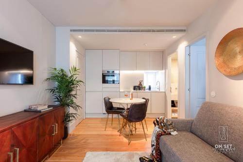un salon avec un canapé et une table dans l'établissement ON/SET Alfama - Lisbon Cinema Apartments, à Lisbonne