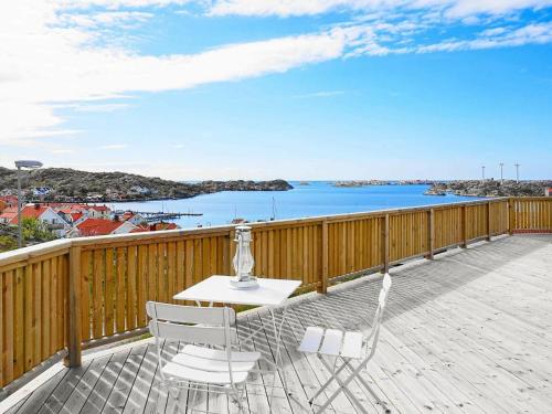 un patio con 2 sillas y una mesa en una terraza en 2 person holiday home in R nn ng en Rönnäng