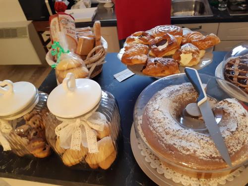 uma mesa coberta com diferentes tipos de pastelarias e sobremesas em B&B Ad un passo dal Cielo em Pietrasecca