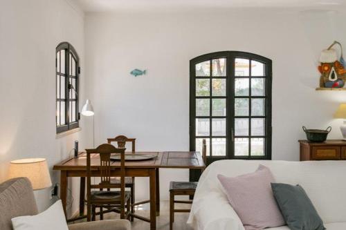 a living room with a table and a couch at Altura LP Sunny House in Altura