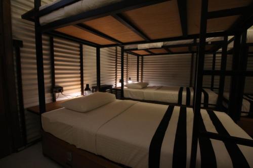 Ein Bett oder Betten in einem Zimmer der Unterkunft Lost & Found Hostels - Mandaramnuwara