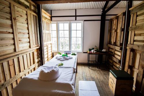 ein Zimmer mit zwei Betten und einem Fenster in der Unterkunft Lost & Found Hostels - Mandaramnuwara in Mandaran Newara