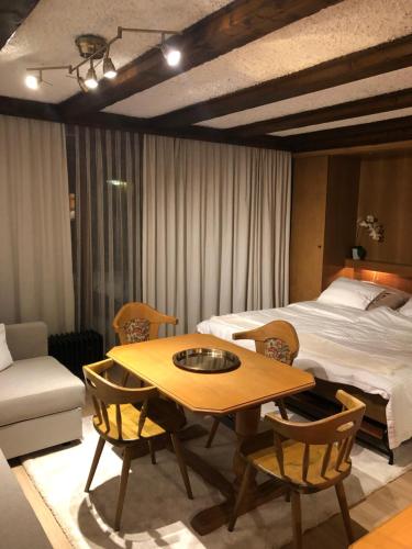 Una cama o camas en una habitación de APARTMENT CLUBHOTEL