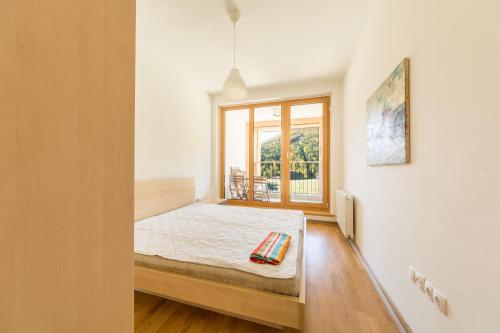 ein Schlafzimmer mit einem Bett und einem Fenster in der Unterkunft Apartmani El Tarik in Bjelašnica