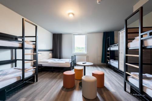 Poschodová posteľ alebo postele v izbe v ubytovaní a&o Stuttgart City