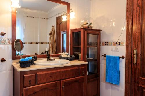 un baño con lavabo y espejo en La Casa Viva. Alojamiento responsable y sostenible., en Vélez Blanco