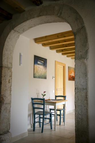 a table and chairs in a room with an archway at Casa Lenka in Málchina