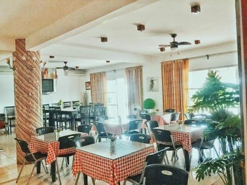 Reštaurácia alebo iné gastronomické zariadenie v ubytovaní SunSea Resort
