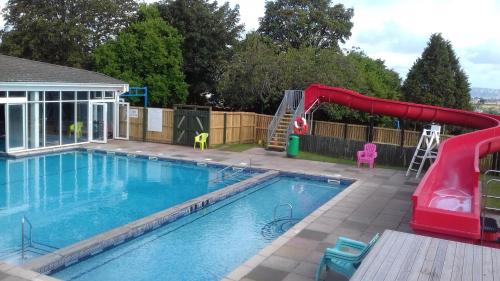 basen ze zjeżdżalnią i placem zabaw w obiekcie Sunspot Brixham w mieście Brixham