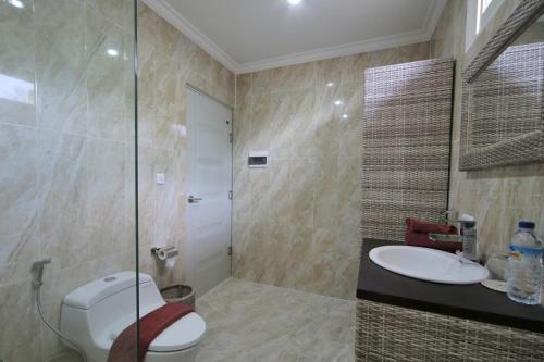 Ett badrum på Gili Meno Mojo Beach Resort