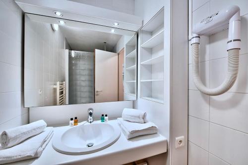 阿爾宗的住宿－Village Club Kerlannic，一间带水槽和镜子的浴室