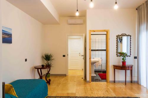 Cette chambre comprend une salle de bains pourvue d'un lavabo et d'un lit. dans l'établissement B&B Mount Etna, à Belpasso