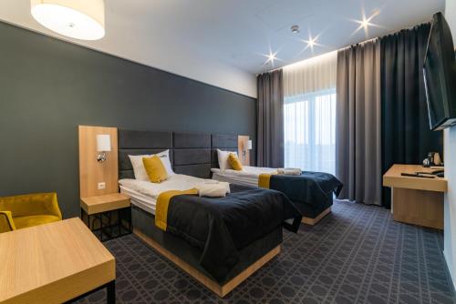 En eller flere senger på et rom på Hotel Nad Czernicą