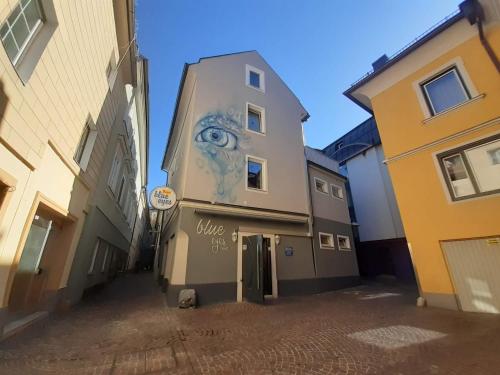 a building with an owl painted on the side of it at Haus Renè in Villach