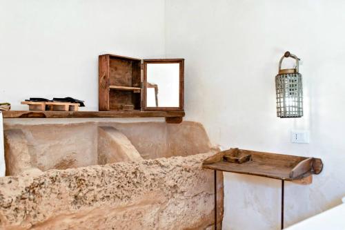 a room with a couch and a mirror and a table at Casina Solatia in Nardò