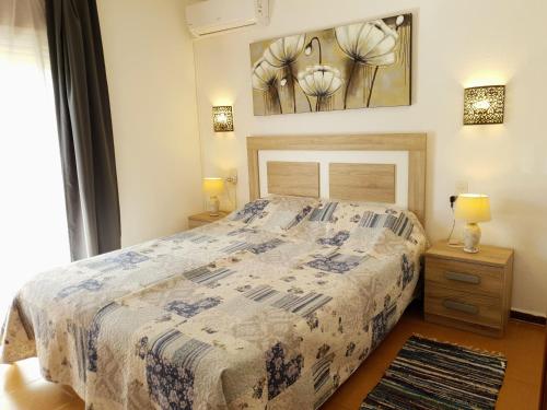 sypialnia z dużym łóżkiem i 2 lampami w obiekcie Puerto Simona 11A w mieście Roses
