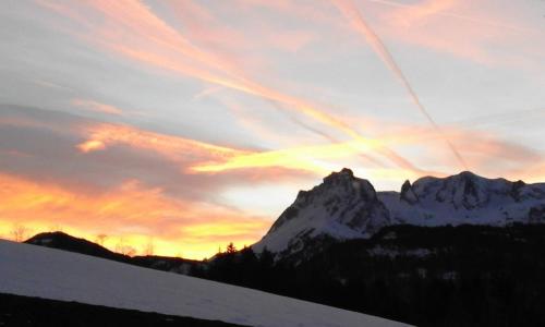 アパートメントから撮影された、または一般的な山の景色