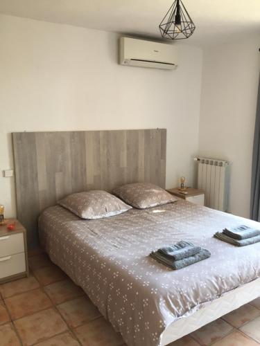 une chambre avec un lit avec deux serviettes dessus dans l'établissement Charmant rez de villa en provence, à Le Tignet