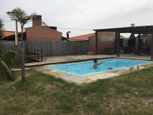 un niño en una piscina en un patio en Cable a Tierra, en Ciudad de la Costa