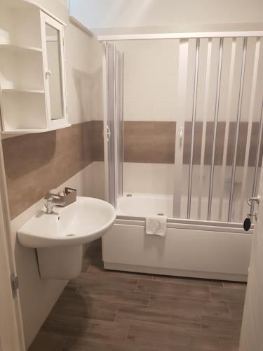 安德里亞的住宿－Santa Maria Vetere，白色的浴室设有水槽和淋浴。