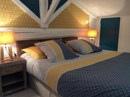 een slaapkamer met een bed met twee lampen erop bij La Fompatoise in Vérines