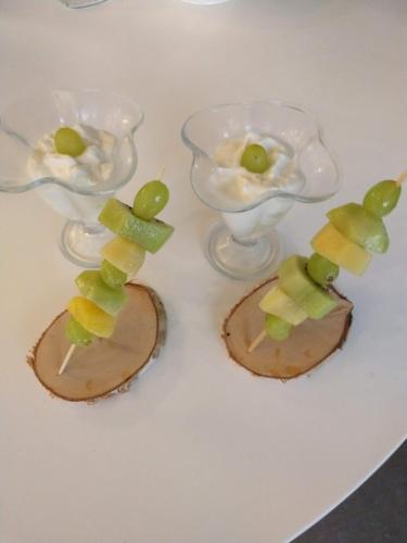 a white plate with three appetizers with grapes and wine glasses at B&B De Kastanjeboom in Jabbeke