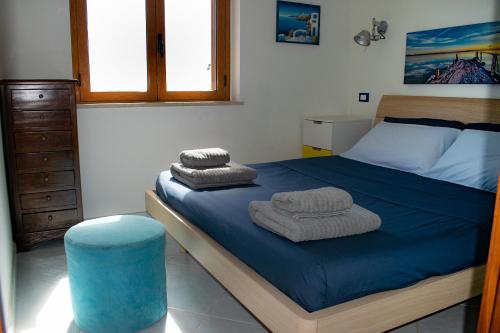 een slaapkamer met een bed met handdoeken erop bij Beach House Acquamarina in Letojanni