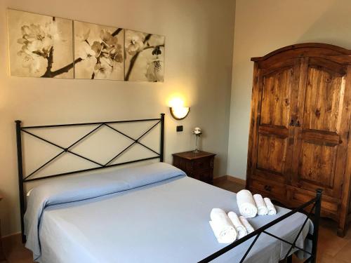 ApecchioにあるCountry House Chiciaboccaのベッドルーム1室(ベッド1台、白いタオル付)