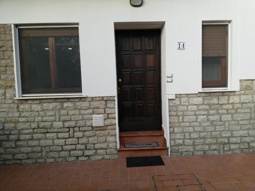 a house with a brown door and two windows at A due passi in Arezzo