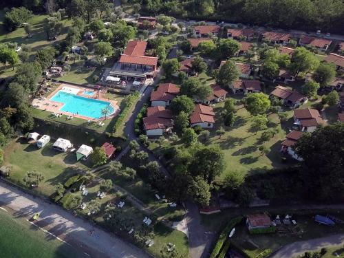eine Luftansicht eines Hauses mit Pool in der Unterkunft Campeggio Villaggio San Giorgio Vacanze in Manerba del Garda