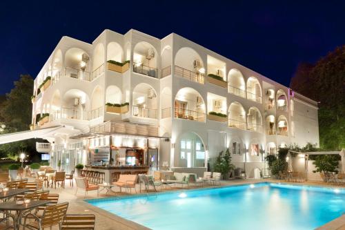 Bazén v ubytování Kronos Hotel nebo v jeho okolí