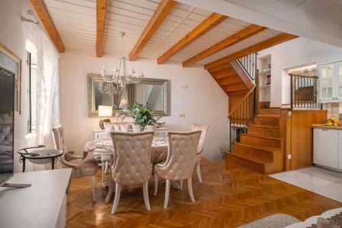 uma sala de jantar com mesa e cadeiras em Apartments & Rooms Perla em Dubrovnik