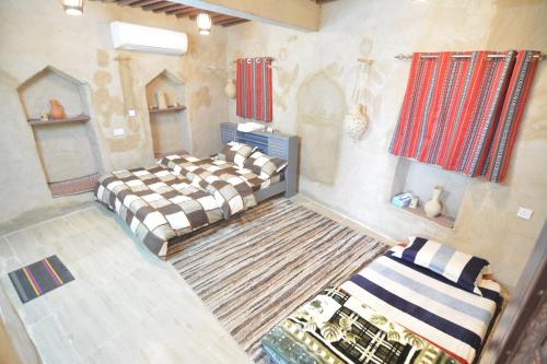 an overhead view of a living room with two beds at Basmat almisfah in Al Ḩamrāʼ