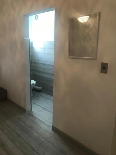 Ett badrum på Modern secure apartment in Strand - Little Greece