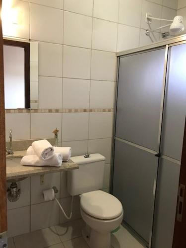a bathroom with a toilet and a shower and a sink at Pousada Cheiro de Mato in Bonito