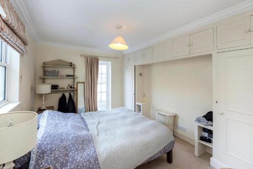 a bedroom with a bed and a window at 1-bed flat at the heart of Fulham & Parsons Green! in London
