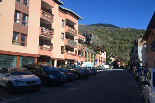 a street with cars parked on the side of a building at Le Plein Ciel in Bourg-Saint-Maurice