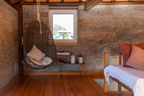 una habitación con una hamaca colgante en un dormitorio en O Sequeiro en Vila Nova de Famalicão