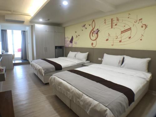 Ένα ή περισσότερα κρεβάτια σε δωμάτιο στο Music City Inn