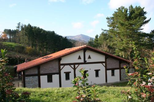 Vista generica sulle montagne o vista sulle montagne dall'interno of country house